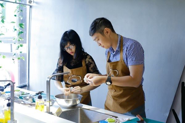 Chồng bí mật lắp camera theo dõi mới thấy vợ đầu tắt mặt tối chăm con