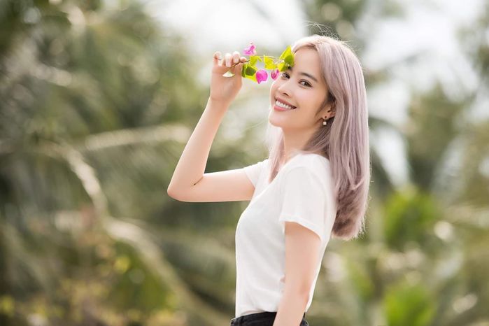 Tuấn Hưng hát bên ban công, Hà Hồ nói lý do không kết bạn với Kim Lý