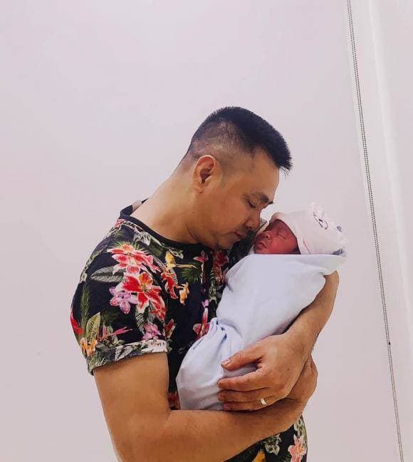 Tuấn Hưng hát bên ban công, Hà Hồ nói lý do không kết bạn với Kim Lý