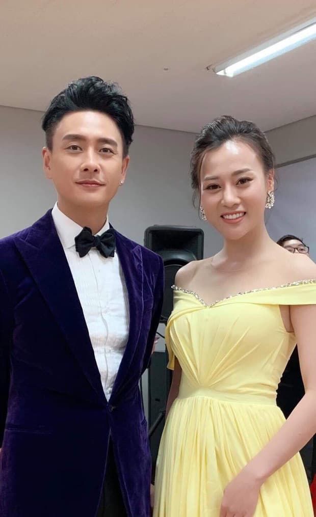 Tuấn Hưng hát bên ban công, Hà Hồ nói lý do không kết bạn với Kim Lý