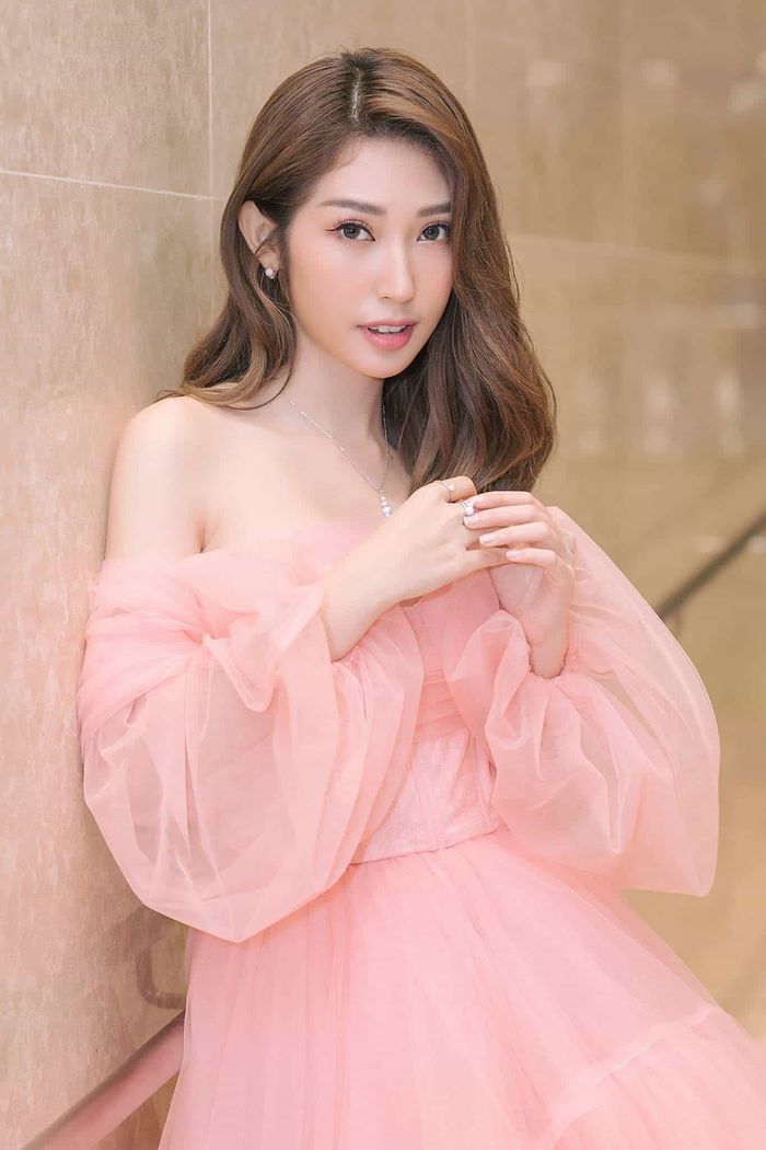 Tuấn Hưng hát bên ban công, Hà Hồ nói lý do không kết bạn với Kim Lý