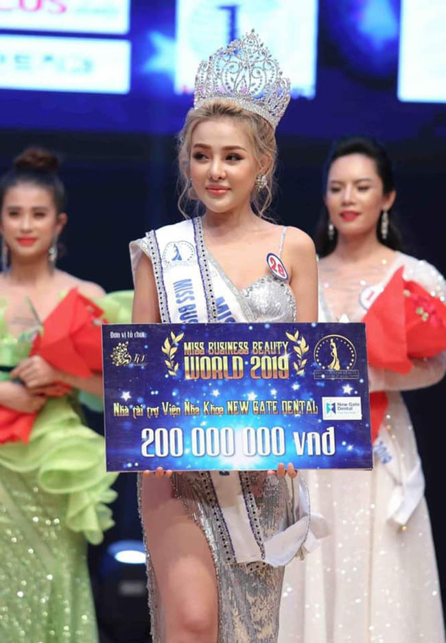 Hoài Linh đi Maldives, Thanh Duy đăng ảnh thời ngố tàu với Đông Nhi