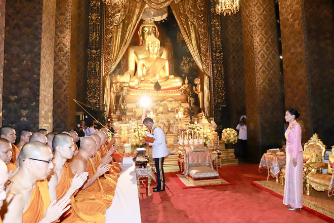 Hoàng hậu Thái Lan rạng rỡ bên Quốc vương trong sự kiện mới nhất
