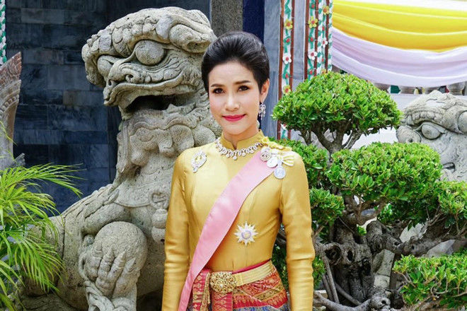 Hoàng quý phi bị phế truất, Hoàng hậu và Quốc vương như hình với bóng