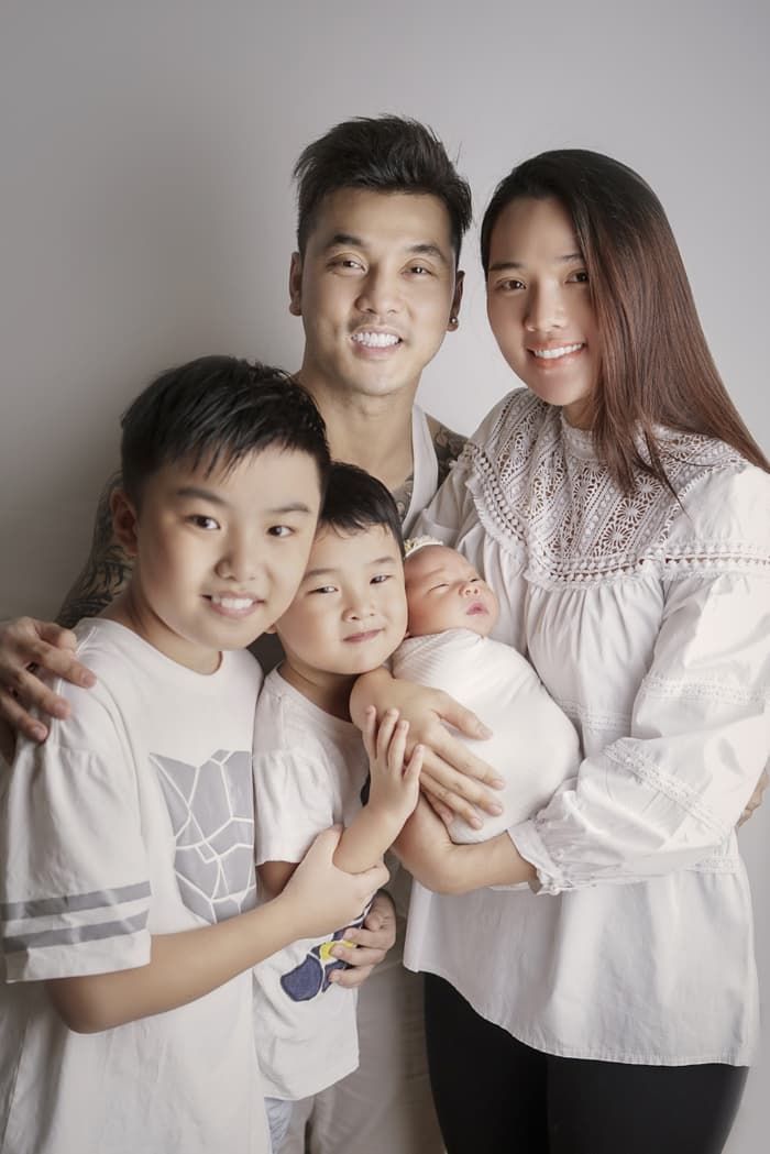 Hoàng Thùy công bố quốc phục handmade, Jun Phạm khoe body 6 múi