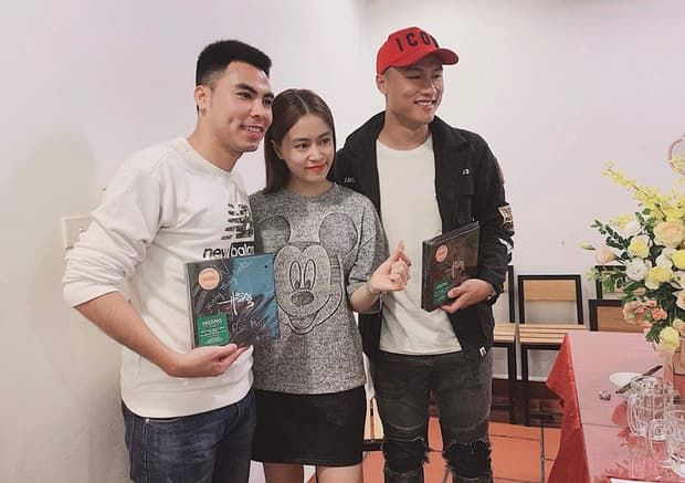 Hoàng Thùy Linh gặp 2 fan cứng, Lan Ngọc - Chi Dân nghi hẹn hò ở Sapa