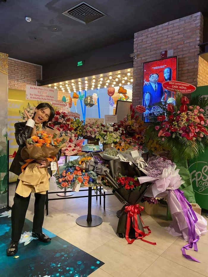 Hoàng Thùy Linh gặp 2 fan cứng, Lan Ngọc - Chi Dân nghi hẹn hò ở Sapa