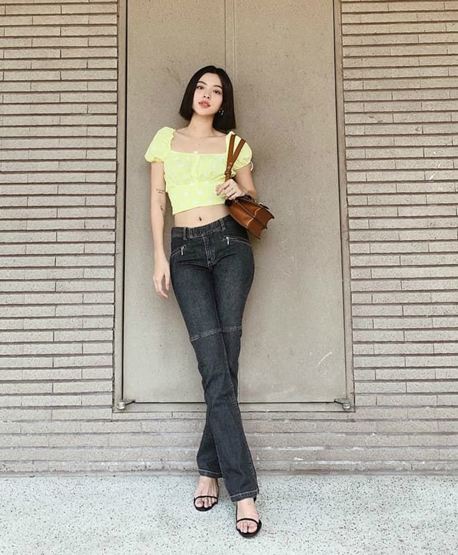 Hà Tăng phối quần jeans với áo thun, Tú Hảo khoe eo với croptop