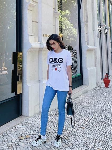 Hà Tăng phối quần jeans với áo thun, Tú Hảo khoe eo với croptop