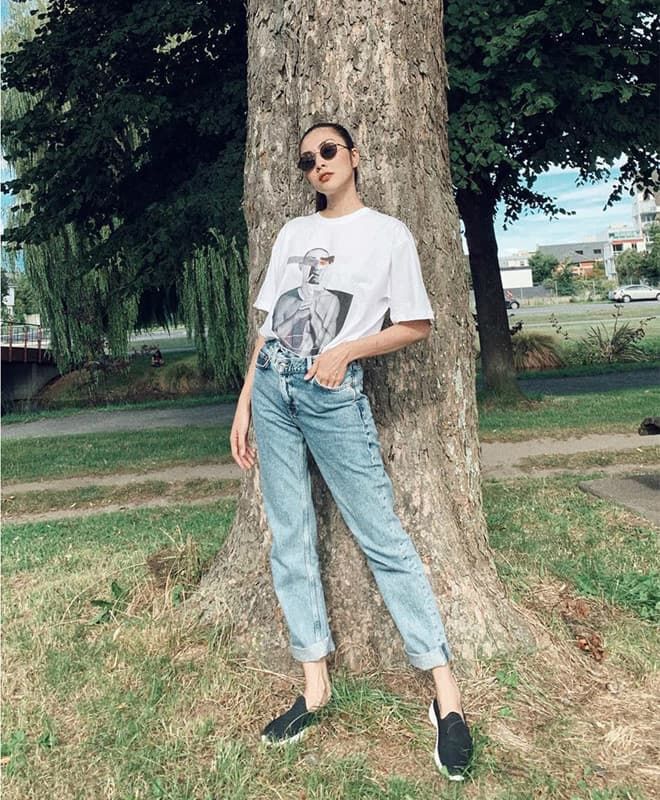 Hà Tăng phối quần jeans với áo thun, Tú Hảo khoe eo với croptop