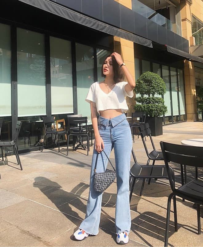 Hà Tăng phối quần jeans với áo thun, Tú Hảo khoe eo với croptop