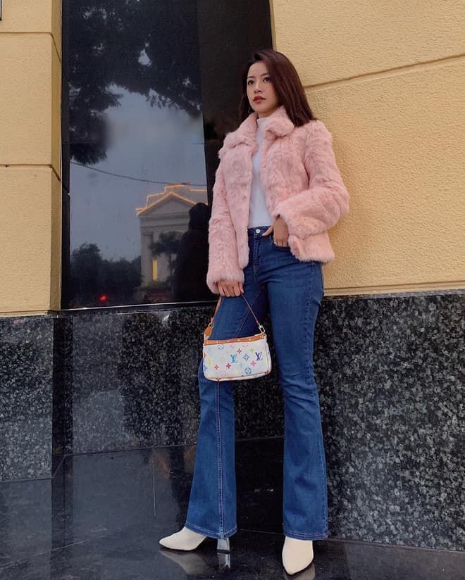 Hà Tăng phối quần jeans với áo thun, Tú Hảo khoe eo với croptop