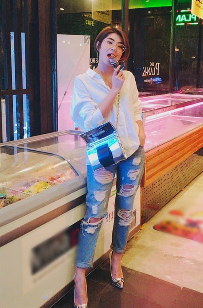 Hà Tăng phối quần jeans với áo thun, Tú Hảo khoe eo với croptop