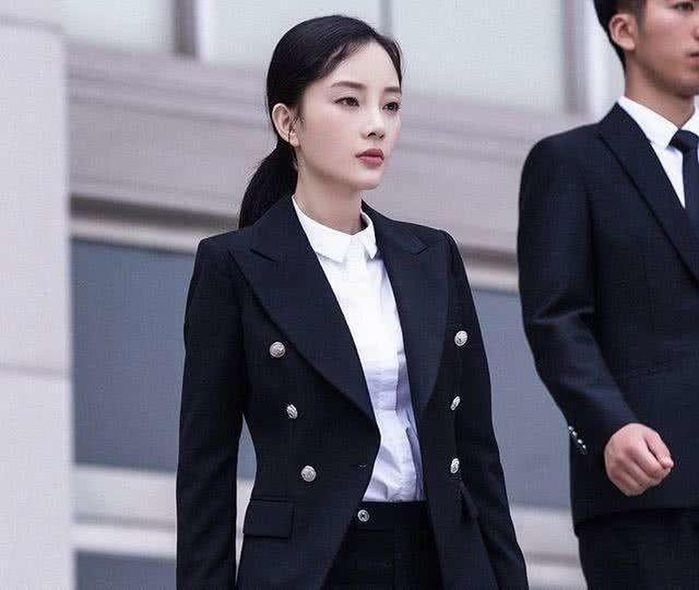 Hơn 1 năm ly hôn, Lý Tiểu Lộ vẫn bất chấp đóng phim dù bị “ném đá”