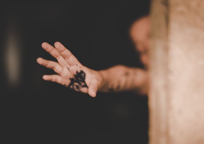 Hành vi hôn người dưới 16 tuổi có thể sẽ bị kết tội xâm hại trẻ em
