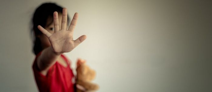 Hành vi hôn người dưới 16 tuổi có thể sẽ bị kết tội xâm hại trẻ em