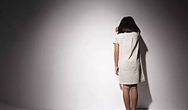 Hành vi hôn người dưới 16 tuổi có thể sẽ bị kết tội xâm hại trẻ em