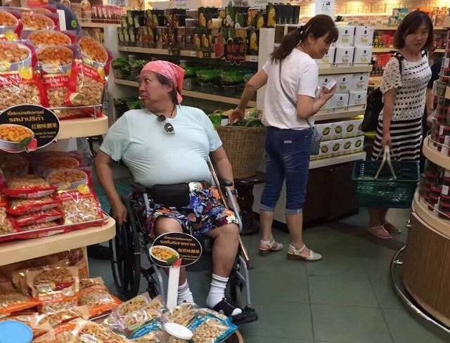 Hồng Kim Bảo lừng lẫy giang hồ về già trông tiều tụy đến đi không vững