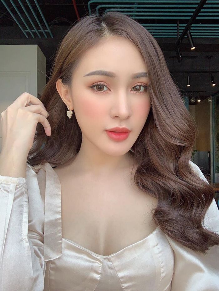 Kelly Nguyễn - hot girl sửa cằm 6 lần theo đuổi hình ảnh doanh nhân