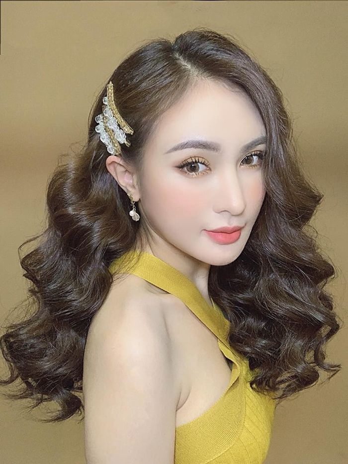Kelly Nguyễn - hot girl sửa cằm 6 lần theo đuổi hình ảnh doanh nhân