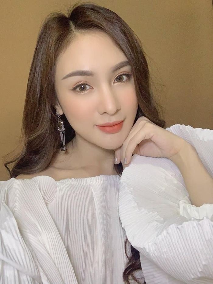 Kelly Nguyễn - hot girl sửa cằm 6 lần theo đuổi hình ảnh doanh nhân