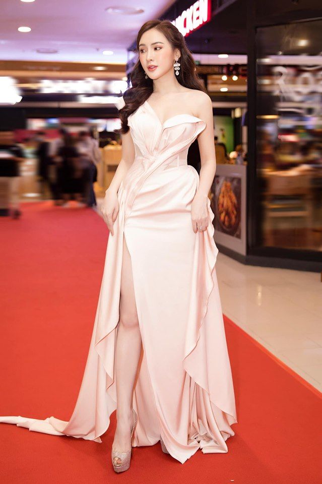 Kelly Nguyễn - hot girl sửa cằm 6 lần theo đuổi hình ảnh doanh nhân