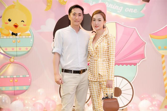 Kelly Nguyễn - hot girl sửa cằm 6 lần theo đuổi hình ảnh doanh nhân