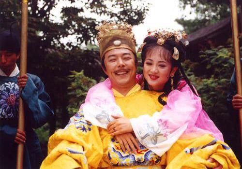 Huỳnh Dịch và dàn sao Lên nhầm kiệu hoa được chồng như ý sau 19 năm