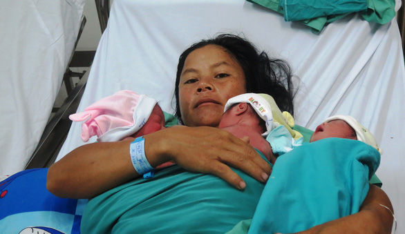 Sản phụ sinh thường 3 bé cùng lúc, chỉ trong 10 phút mẹ tròn con vuông