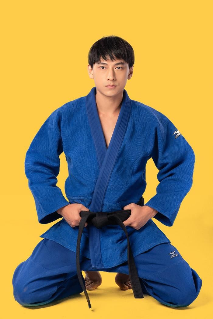 Isaac và hành trình lột xác từ ngố tàu miền Tây đến mỹ nam cool ngầu
