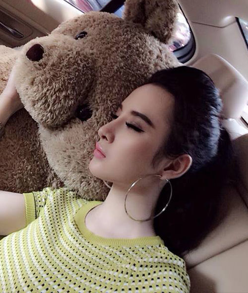Khi sao Vbiz ngủ gật vẫn xinh xuất thần: Lan Ngọc đẹp không góc chết