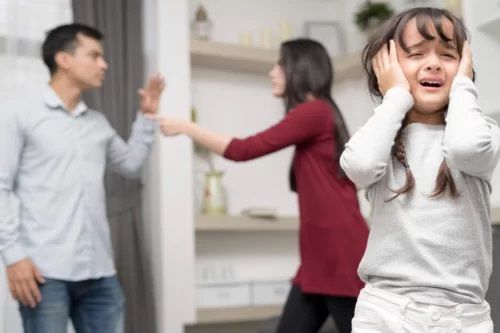 TS Michael Norton: Chồng đưa hết tiền lương cho vợ, cả nhà hạnh phúc