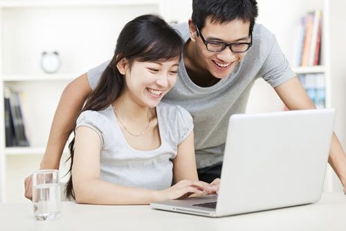 TS Michael Norton: Chồng đưa hết tiền lương cho vợ, cả nhà hạnh phúc