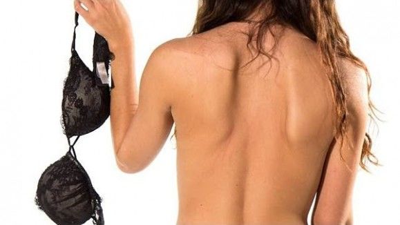 GS Rouillan cho biết: Không mặc áo ngực giúp tăng kích thước vòng 1