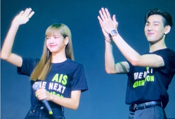 Khoảnh khắc bắt tay đáng yêu của bộ đôi Lisa - BamBam gây bão netizen