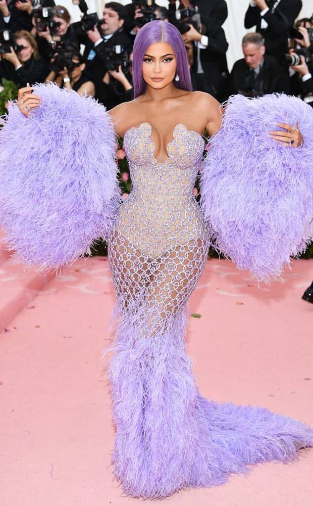 Kylie Jenner chơi lớn cho Stormi cosplay thành phiên bản nhí của mẹ