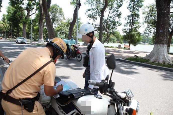 Lái xe bẩn ra đường, bạn có thể sẽ bị phạt tiền đến 1 triệu đồng