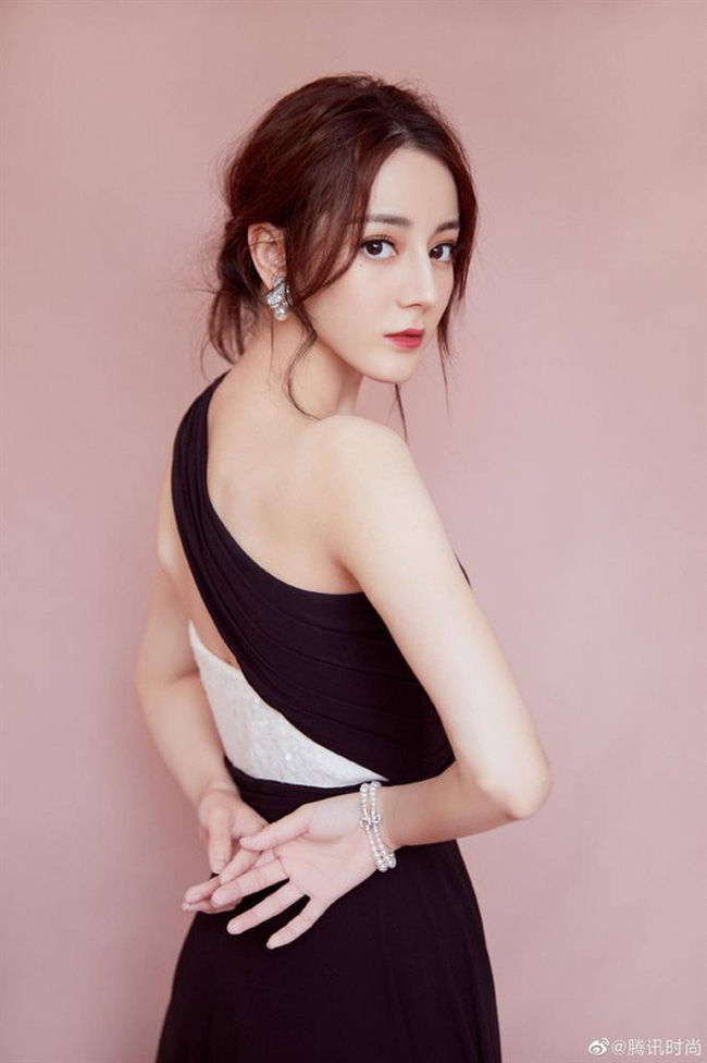 Lâu rồi không gặp, Địch Lệ Nhiệt Ba lại gây sốt với vóc dáng đỉnh cao