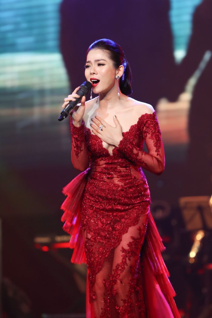 Lệ Quyên “chơi lớn” khi lần đầu thay đồ trước 2000 khán giả