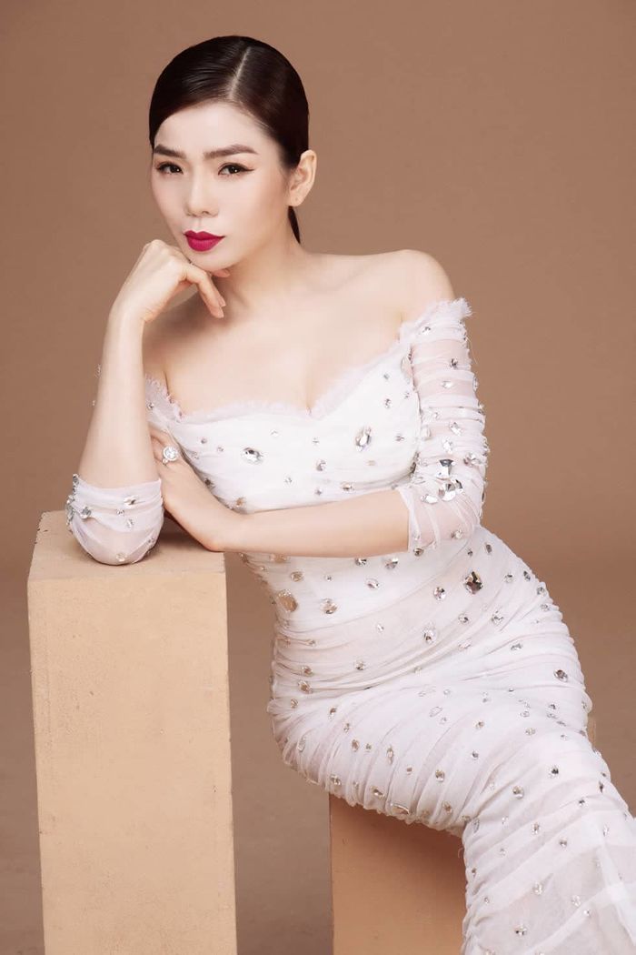 Lệ Quyên “chơi lớn” khi lần đầu thay đồ trước 2000 khán giả