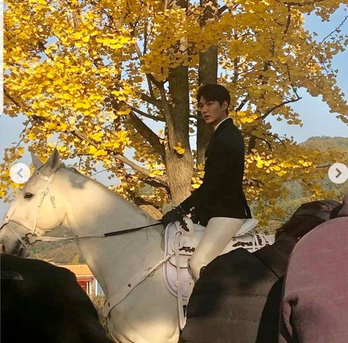 Lee Min Ho cưỡi bạch mã, xuất hiện cực điển trai trên phim trường