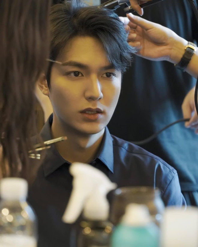 Lee Min Ho cưỡi bạch mã, xuất hiện cực điển trai trên phim trường