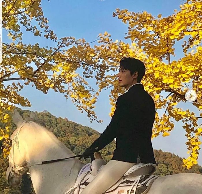 Lee Min Ho cưỡi bạch mã, xuất hiện cực điển trai trên phim trường