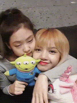 Lisa và Jennie (BlackPink) lộ loạt khoảnh khắc ngọt ngào