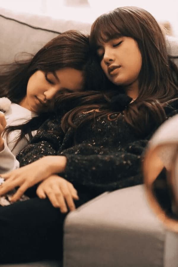Lisa và Jennie (BlackPink) lộ loạt khoảnh khắc ngọt ngào