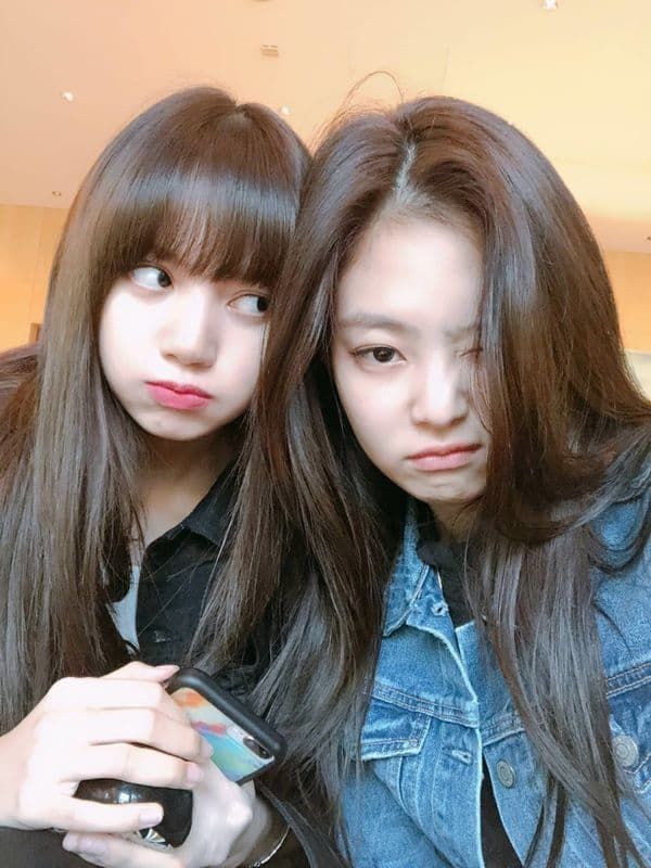 Lisa và Jennie (BlackPink) lộ loạt khoảnh khắc ngọt ngào