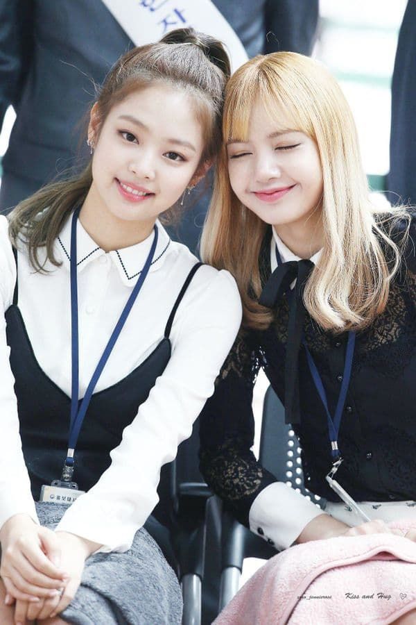 Lisa và Jennie (BlackPink) lộ loạt khoảnh khắc ngọt ngào