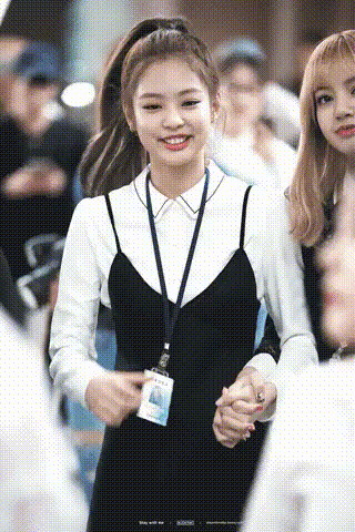 Lisa và Jennie (BlackPink) lộ loạt khoảnh khắc ngọt ngào