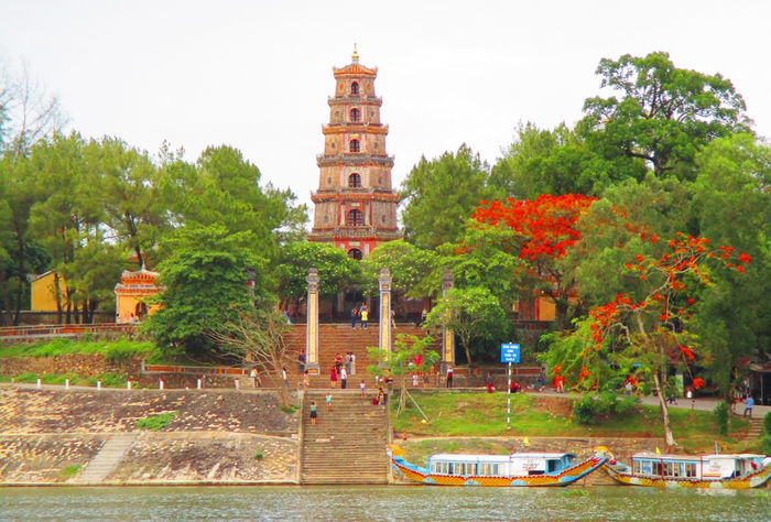 Lời nguyền chùa Thiên Mụ: Khi đi mặn nồng khi về chia tay