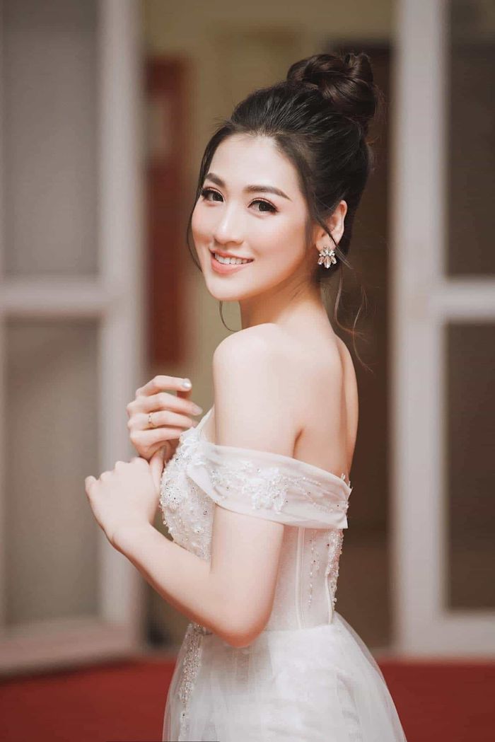 Lương Bằng Quang - Ngân 98 nghi tái hợp, MC Thanh Bạch lộ ảnh thời trẻ